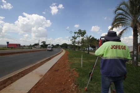 Topografia na Av. São Francisco antecede construção de portal
