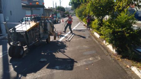 Av. Thereza Ana Cecon Breda recebe reforço na sinalização viária
