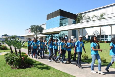 Prefeitura leva estudantes da ETEC para visitar fábrica da Wickbold