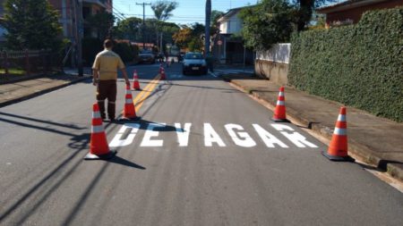 Prefeitura realiza sinalização de solo e muda sentido de via no Pq. Ortolândia