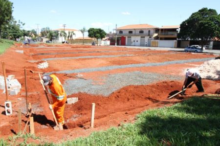 Prefeitura intensifica obra de construção de campo de futebol society no Remanso Campineiro