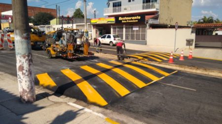 Prefeitura implanta lombadas em trecho duplicado da Av. São Francisco de Assis
