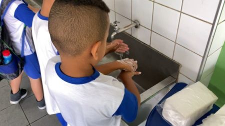Para evitar disseminação do Coronavírus, Prefeitura ensina estudantes a higienizar as mãos