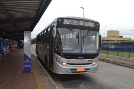 Ônibus do transporte público municipal circulam em horário especial
