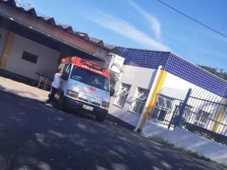 Motociclista fica ferido após colidir contra ônibus na avenida Olívio Franceschini
