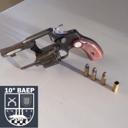 Policiais do 10° Baep detém homem com arma de fogo no Jardim São Bento
