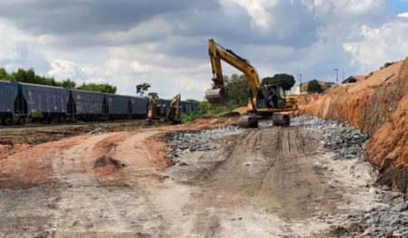Obra de prolongamento de vias para acesso à rua Luiz Camilo avança próximo da linha férrea