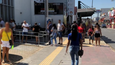 Centro de Hortolândia registra grande número de gente circulando nesta segunda