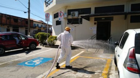 Prefeitura realiza descontaminação de vias próximas a unidades de saúde