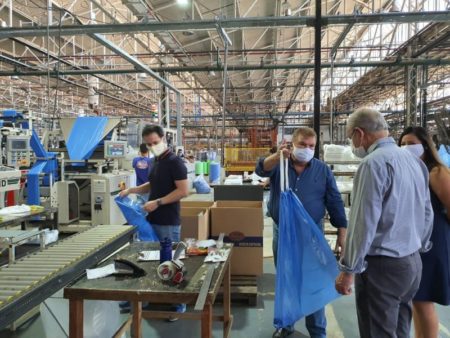Embalixo doa materiais e cede espaço físico para Prefeitura armazenar cestas básicas