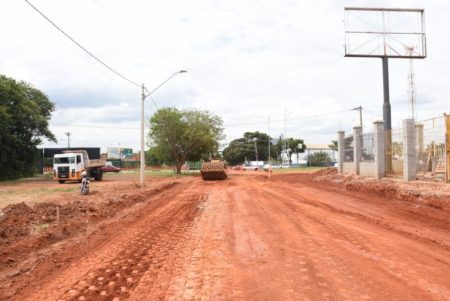 Ruas de terra do Jd. São Miguel são preparadas para receber asfalto