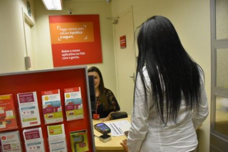 Decretos regulamentam atendimento em cartórios e bancos, além de transmissão de cultos pela internet
