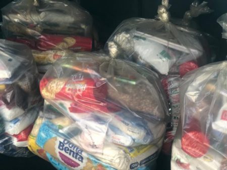 Idosos do CCMI Remanso Campineiro doam kits de alimentos para pessoas em dificuldades