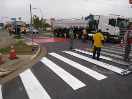 Cruzamento próximo ao Terminal Metropolitano recebe reforço na sinalização de solo