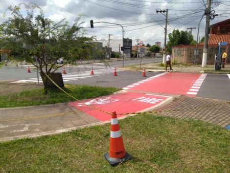 Ciclovia no cruzamento das avenidas Olívio Franceschini e Santana tem pintura reforçada