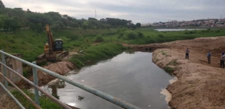 Prefeitura inicia limpeza das margens da lagoa do Pq. Remanso das Águas antes do desassoreamento