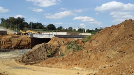 Estrutura da ponte sobre córrego na avenida Panaíno já está concretada