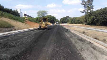 Nova rua atrás da Confibra recebe base de asfalto, calçada para pedestres e ciclovia