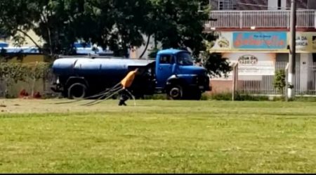 Prefeitura revitaliza gramados de campos municipais de futebol