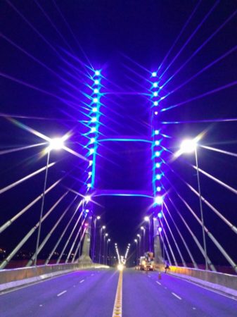 Ponte da Esperança recebe iluminação azul para marcar Dia Mundial do Autismo