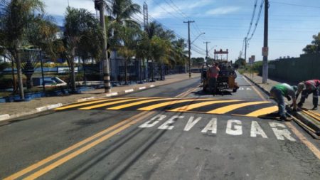 Para levar mais segurança a alunos, Prefeitura implanta lombada em frente à escola estadual