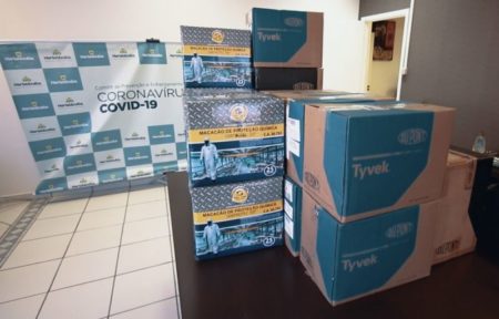 Empresa farmacêutica EMS faz doação de 425 macacões impermeáveis para Prefeitura de Hortolândia