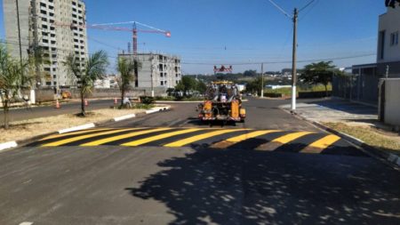 Para ampliar segurança viária em Hortolândia, Prefeitura implanta novas lombadas