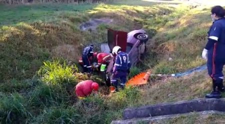 Condutor fica ferido após veículo cair em ribanceira na rodovia dos Bandeirantes, em Hortolândia