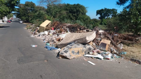 Moradores reclamam de descarte irregular de entulho no Jardim São Jorge