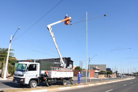 Serviço de implantação de luminárias de LED na Av. São Francisco de Assis entra na reta final
