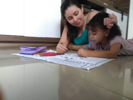 No recesso escolar, famílias devem manter crianças em isolamento social contra a COVID-19