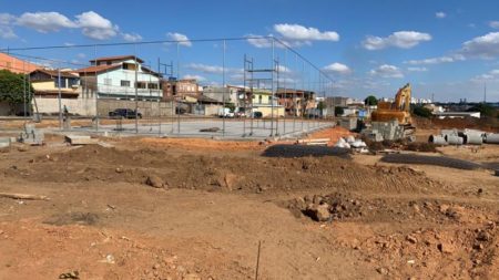 Quadra poliesportiva no Parque Novo Ângulo recebe grades de proteção