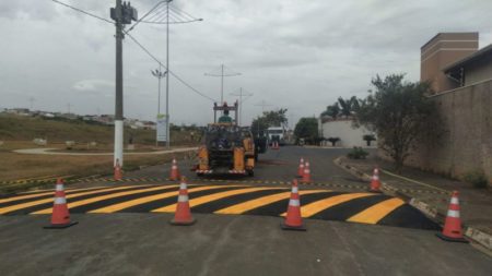 Por mais segurança viária, Prefeitura implanta lombadas em mais três bairros
