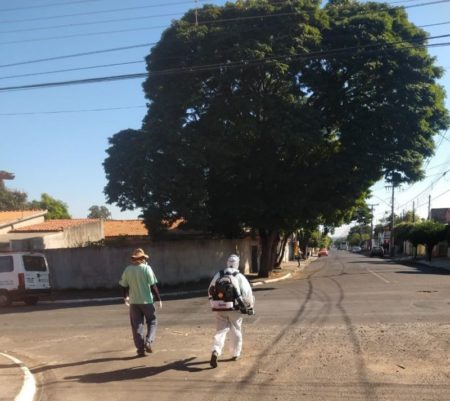 Trabalho de nebulização prossegue no Jardim Adelaide para eliminar mosquito Aedes aegypti