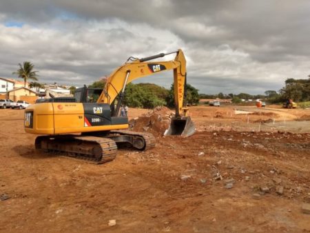 Terraplenagem dá início à obra de rotatória para acesso ao complexo viário na região do Jd. Santa Fé