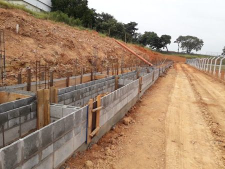 Arquibancada do Campo da Confibra começa a tomar forma