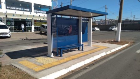 Prefeitura troca e implanta abrigos de ônibus na avenida da Emancipação