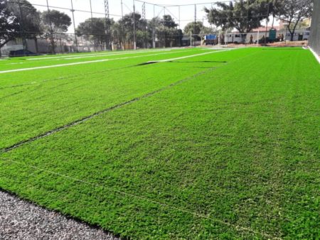 Prefeitura implanta grama artificial no campo de futebol society do Remanso Campineiro