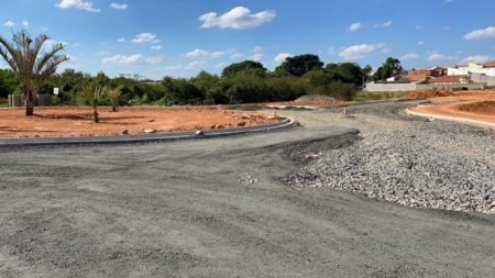 Prefeitura implanta rotatória para acesso à nova ponte entre Jd. São Sebastião e Jd. Interlagos