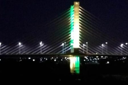 Ponte da Esperança reflete cores da cidade em homenagem aos 29 anos de Hortolândia
