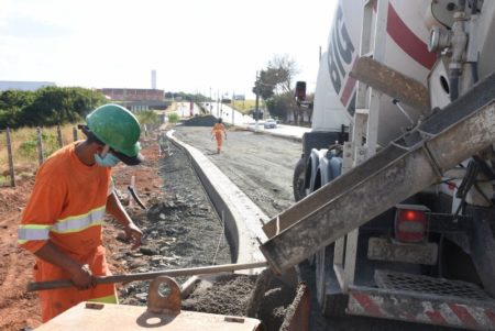 Av. Thereza Ana Cecon Breda recebe guias e sarjetas no trecho em duplicação