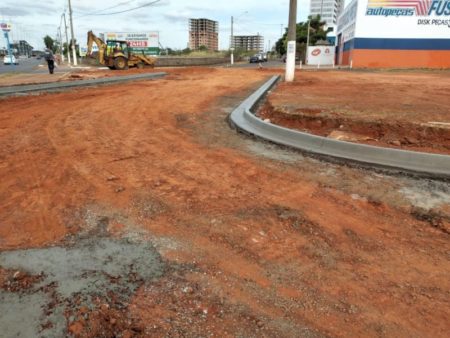 Jd. São Miguel recebe guias e sarjetas em trechos que serão asfaltados