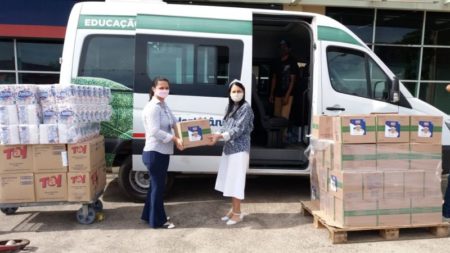 Prefeitura faz parceria com Tenda Atacado e recebe cestas básicas e kits de higiene para distribuir à população