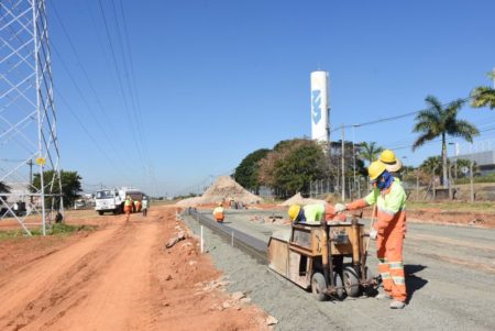 Guias são construídas em nova rua paralela à Otávio Rosolen, no Jd. Terras de Santo Antônio