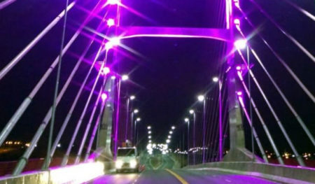 Iluminação rosa na Ponte da Esperança homenageia Dia das Mães
