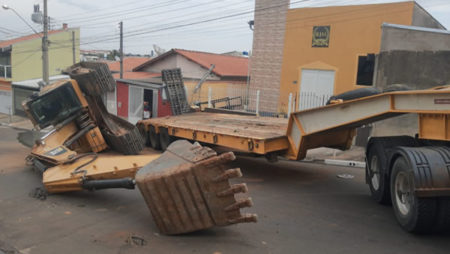 Retroescavadeira cai de carreta no bairro Villagio Giraldelli