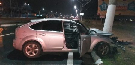 Passageira fica ferida após motorista de aplicativo colidir com poste na Av da Emancipação
