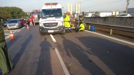 Motociclista fica ferido em acidente na Rodovia SP-101