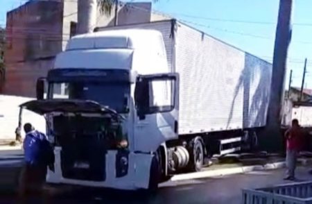 Carreta perde os freios na avenida Anhanguera e motorista segura no ‘braço’