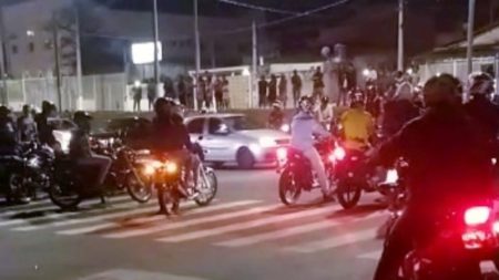 Motoboys fazem protesto após motociclista  ser atropelado e morto na SP-101